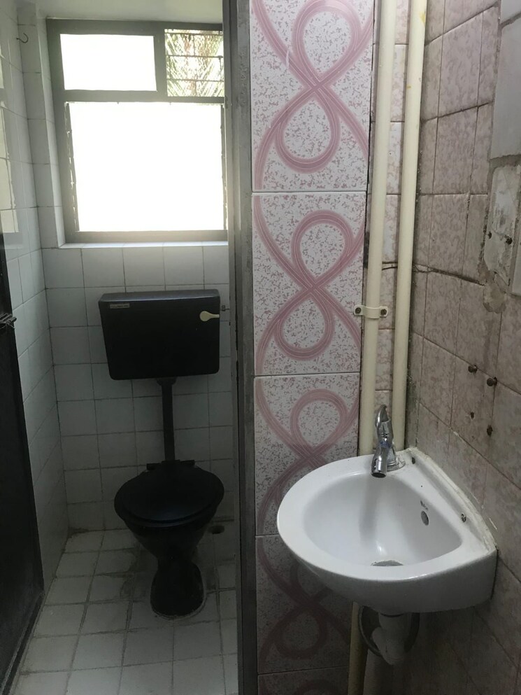 Bathroom, adarsh-nagar-society 1 RK 250 Sq.Ft. Apartment In Worli Mumbai 9270676