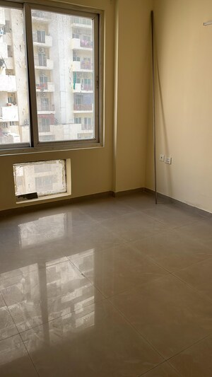 Room in 3 BHK Apartment at Amrapali Silicon City, Sector 76 – for Rent
