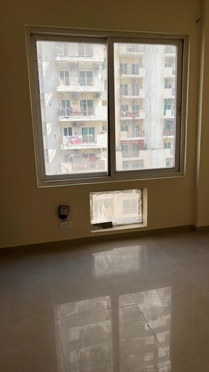Room in 3 BHK Apartment at Amrapali Silicon City, Sector 76 – for Rent