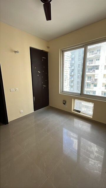 Room in 3 BHK Apartment at Amrapali Silicon City, Sector 76 – for Rent