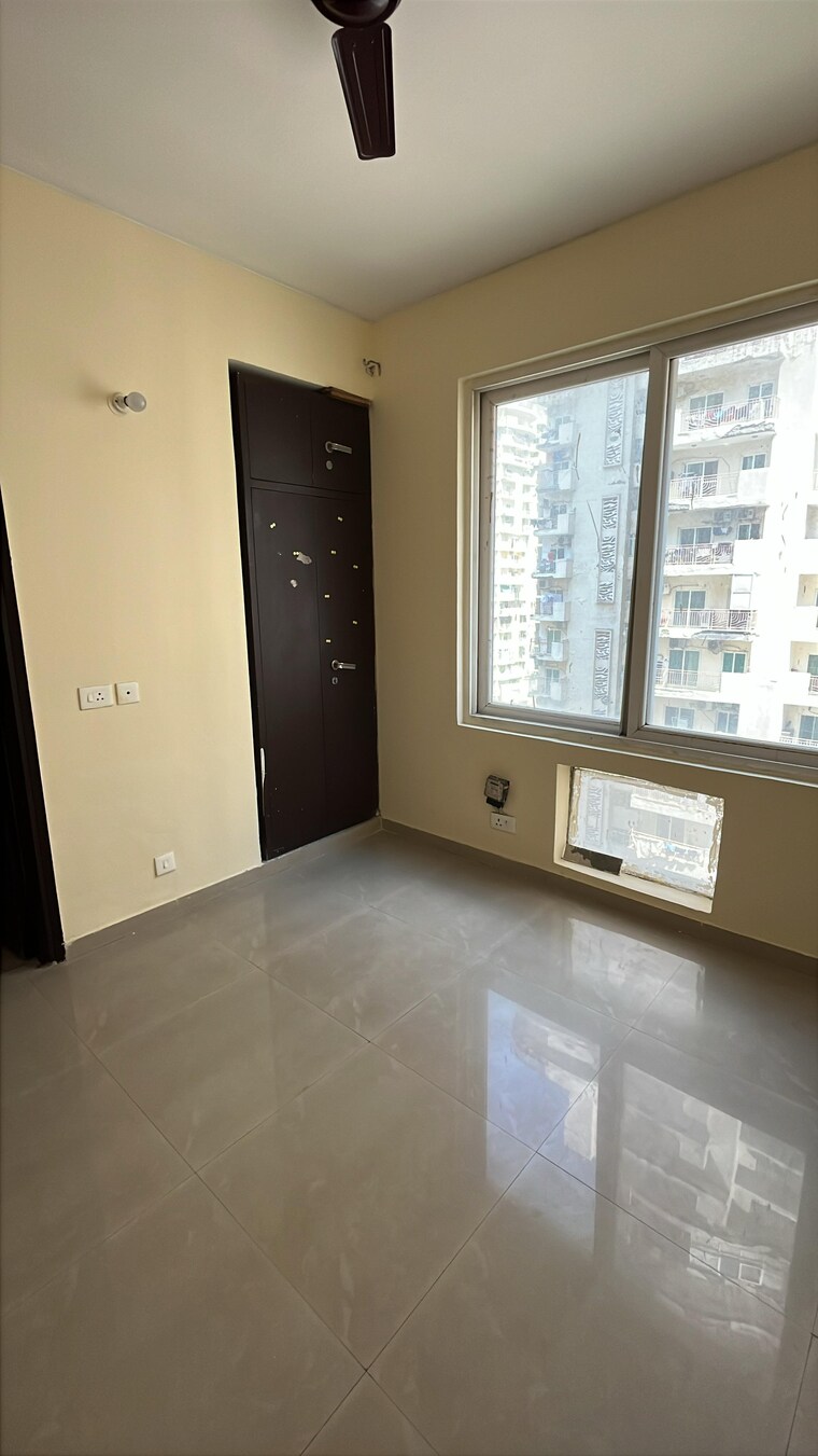 Room, amrapali-silicon-city 3 Bedroom 1420 Sq.Ft. Apartment In Sector 76 Noida 9270855