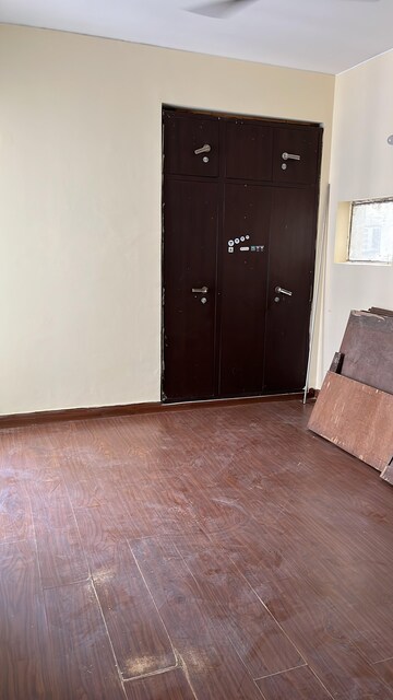 Room in 3 BHK Apartment at Amrapali Silicon City, Sector 76 – for Rent