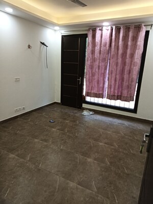Room in 4 BHK Apartment at Sector 21a – for Rent
