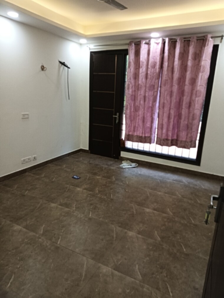 Room, sector 21a 4 Bedroom 4500 Sq.Ft. Apartment In Sector 21a Faridabad 9270953