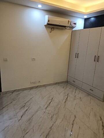 Room in 4 BHK Apartment at Sector 21a – for Rent