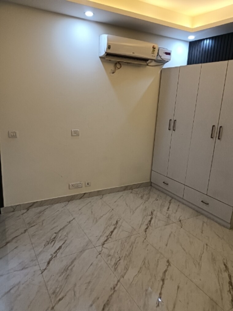 Room, sector 21a 4 Bedroom 4500 Sq.Ft. Apartment In Sector 21a Faridabad 9270953