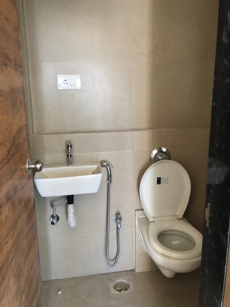 Bathroom, je-and-vee-madhuban 2 Bedroom 707 Sq.Ft. Apartment In Malad East Mumbai 9270994