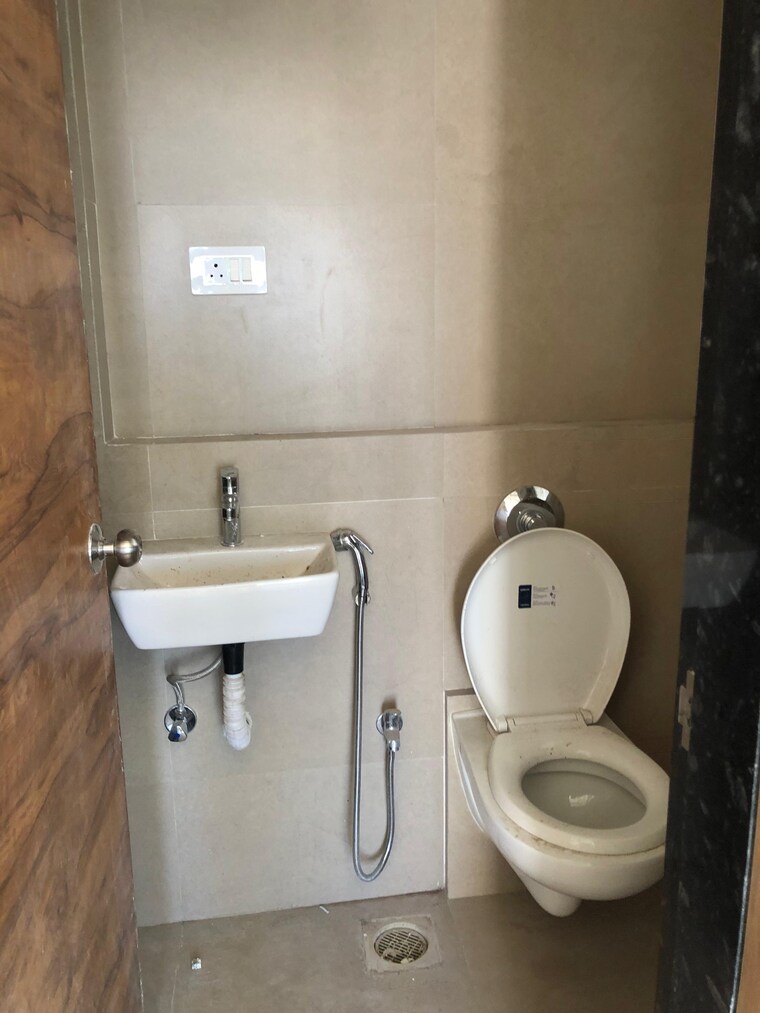 Bathroom, je-and-vee-madhuban 2 Bedroom 707 Sq.Ft. Apartment In Malad East Mumbai 9270994