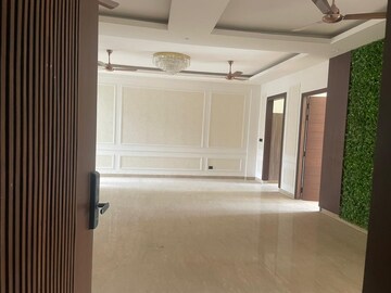 Room in 4 BHK Apartment at Ansal API Esencia, Sector 67 – for Rent