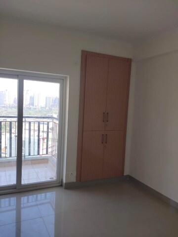 Room in 3 BHK Apartment at Amrapali Terrace Homes, Tech Zone 4 Greater Noida – for Rent