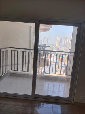 Room in 3 BHK Apartment at Amrapali Terrace Homes, Tech Zone 4 Greater Noida – for Rent