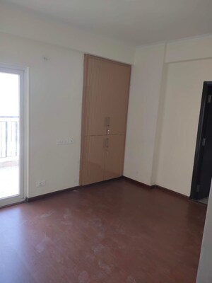 Room in 3 BHK Apartment at Amrapali Terrace Homes, Tech Zone 4 Greater Noida – for Rent