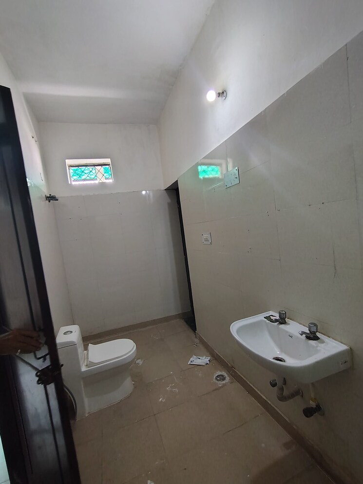Bathroom, green fields colony 3 Bedroom 165 Sq.Yd. Builder Floor In Green Fields Colony Faridabad 9271164