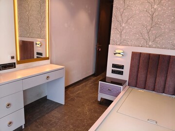 Team Area in 3 BHK Apartment at Lower Parel – for Rent