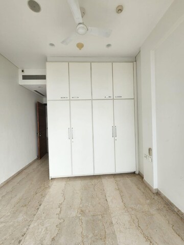 Room in 4 BHK Apartment at Prabhadevi CHS, Prabhadevi – for Rent