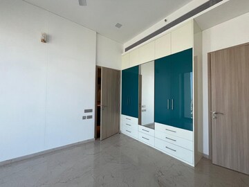 Room in 5 BHK Apartment at Rustomjee Crown, Prabhadevi – for Rent