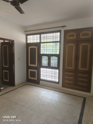 Room in 3 BHK Apartment at Vastu Apartments, Sector 55 – for Rent