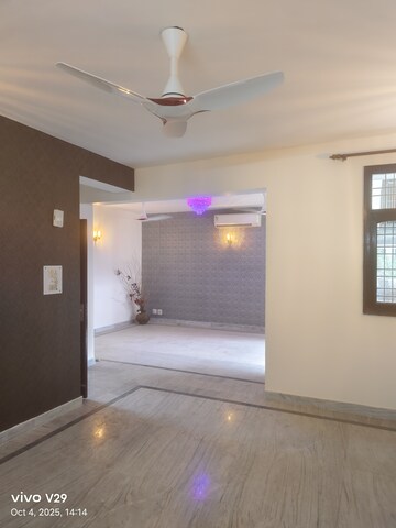 Room in 3 BHK Apartment at Vastu Apartments, Sector 55 – for Rent