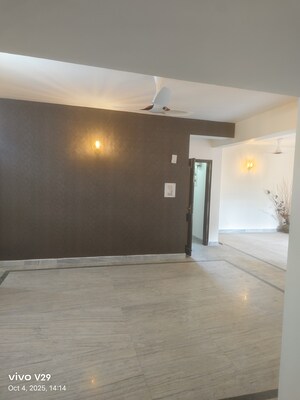 Room in 3 BHK Apartment at Vastu Apartments, Sector 55 – for Rent