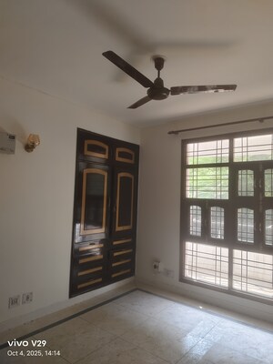 Room in 3 BHK Apartment at Vastu Apartments, Sector 55 – for Rent