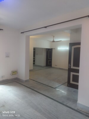 Room in 3 BHK Apartment at Vastu Apartments, Sector 55 – for Rent