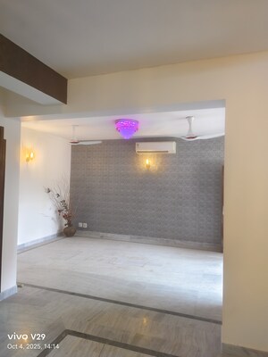 Room in 3 BHK Apartment at Vastu Apartments, Sector 55 – for Rent