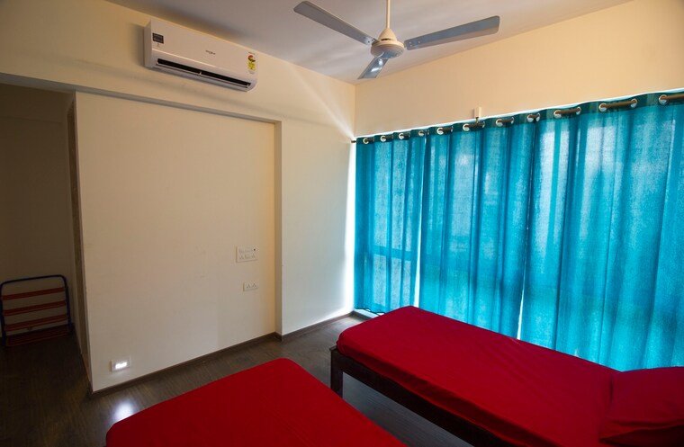 Room, goregaon east Pg For Girls In Goregaon East 9271279