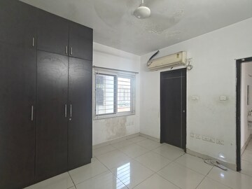 Room in 3 BHK Apartment at Rainbow Vistas, Hi Tech City – for Rent