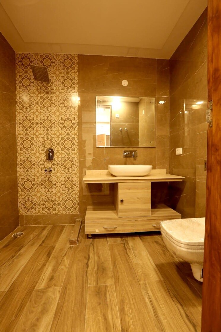 Bathroom, sector 31 3.5 Bedroom 250 Sq.Yd. Builder Floor In Sector 31 Faridabad 9271410