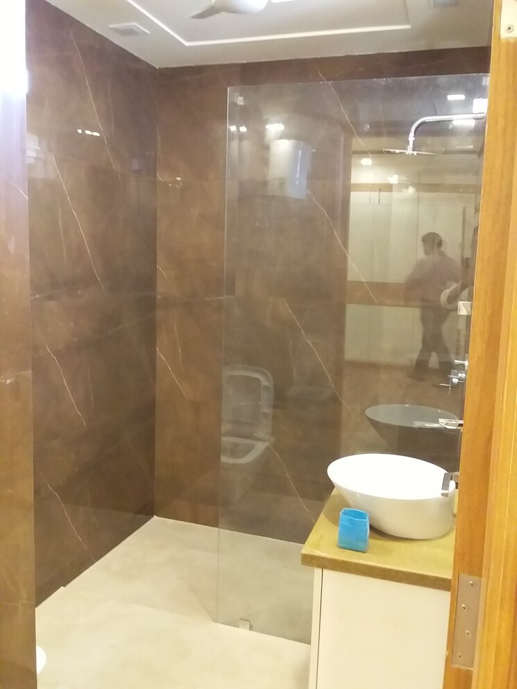 Bathroom, sector 31 4 Bedroom 350 Sq.Yd. Builder Floor In Sector 31 Faridabad 9271434