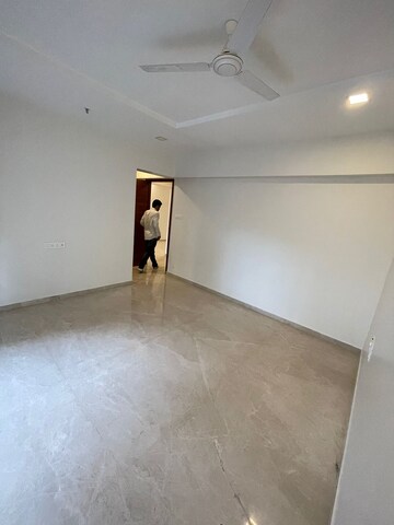 Room in 3 BHK Apartment at Khar West – for Rent