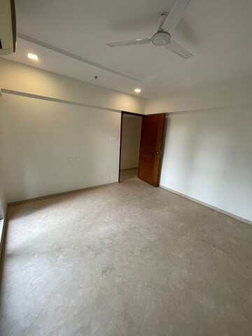 Room in 3 BHK Apartment at Khar West – for Rent