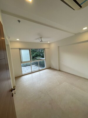 Room in 3 BHK Apartment at Khar West – for Rent