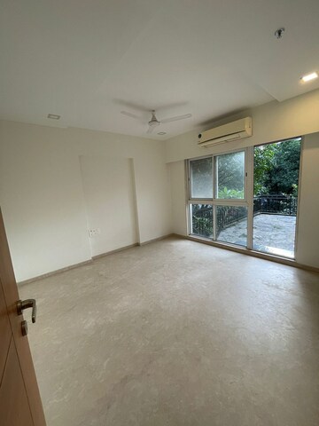 Room in 3 BHK Apartment at Khar West – for Rent