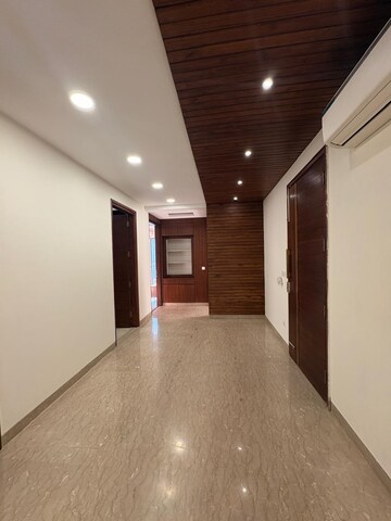 Building Lobby in 4 BHK Builder Floor at Ansal Sushant Lok I, Sector 43 – for Rent