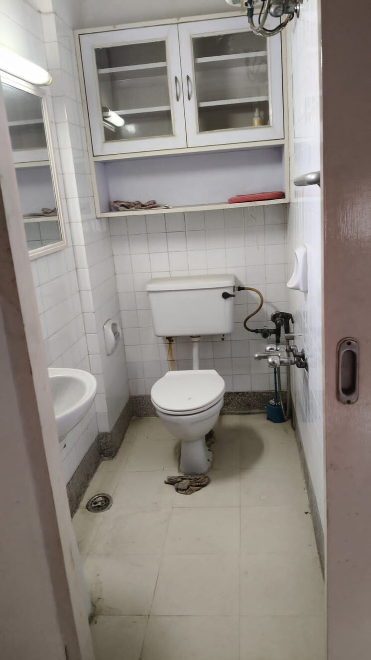 Attached Bathroom, mayur vihar 2.5 Bedroom 1250 Sq.Ft. Apartment In Mayur Vihar Delhi 9271605