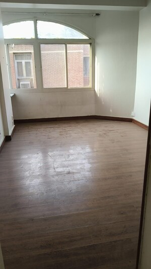 Room in 2.5 BHK Apartment at Mayur Vihar – for Sale