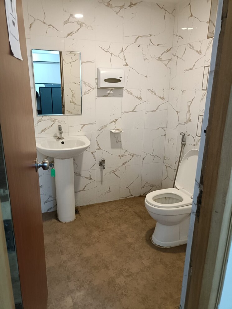 Bathroom, skav-mekhri-ritz Commercial Office Space 3000 Sq.Ft. In Cunningham Road Bangalore 9271626