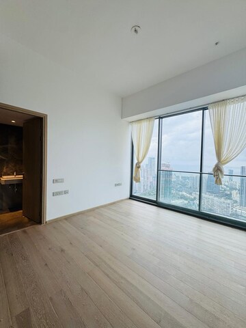 Room in 4 BHK Apartment at Rustomjee Crown Phase 2, Prabhadevi – for Rent