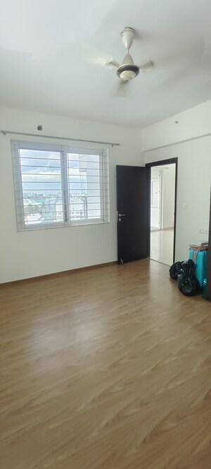 Room in 2.5 BHK Apartment at Prestige Misty Waters, Hebbal – for Rent
