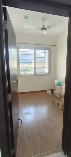 Room in 2.5 BHK Apartment at Prestige Misty Waters, Hebbal – for Rent