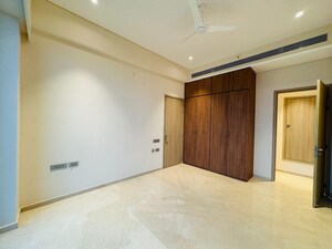 Room in 4 BHK Apartment at Prabhadevi – for Rent