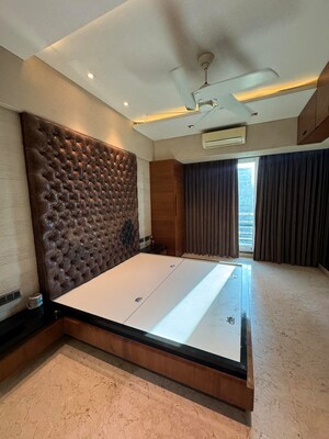 Team Area in 4 BHK Apartment at Prabhadevi – for Rent