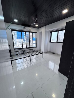 Room in 2 BHK Apartment at Mangal Kunj, Khar West – for Rent