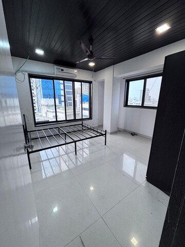 Room in 2 BHK Apartment at Mangal Kunj, Khar West – for Rent