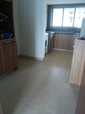 Room in 5 BHK Apartment at Prabhadevi – for Rent