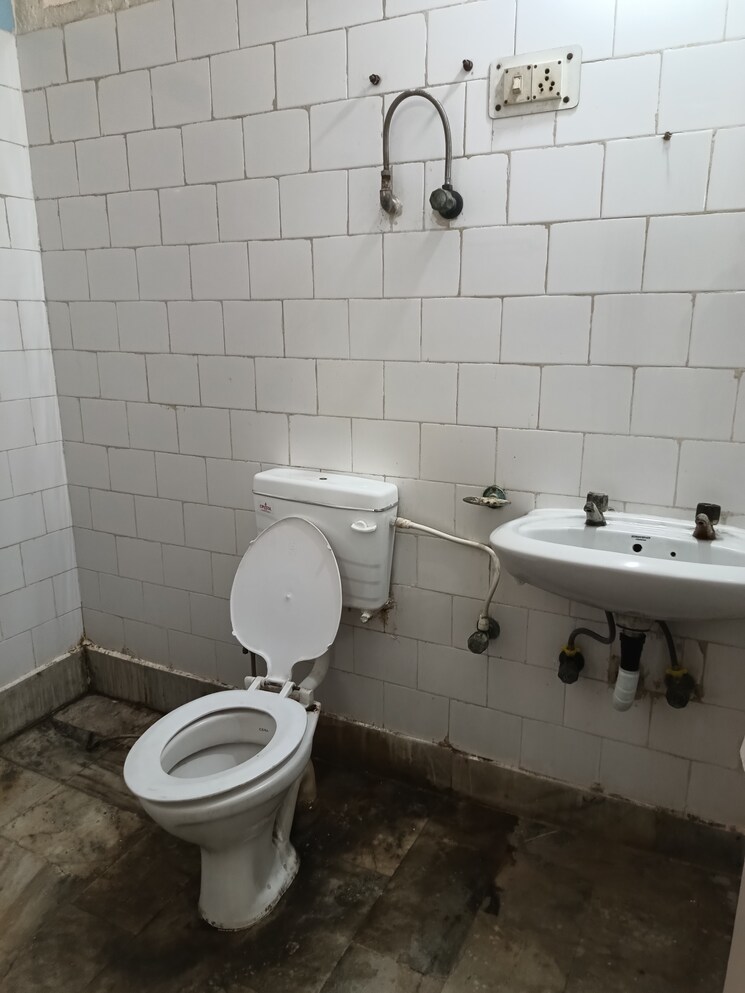 Bathroom, shipra-suncity 1 Bedroom 600 Sq.Ft. Apartment In Vaibhav Khand Ghaziabad 9271891