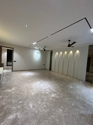 Room in 5 BHK Builder Floor at Unitech Greenwood City Apartment, Sector 45 – for Sale