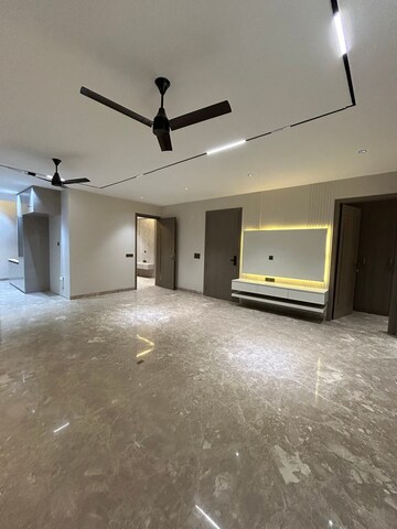 Room in 5 BHK Builder Floor at Unitech Greenwood City Apartment, Sector 45 – for Sale
