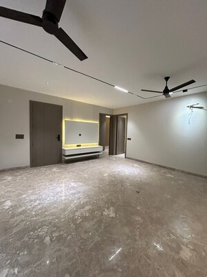 Room in 5 BHK Builder Floor at Unitech Greenwood City Apartment, Sector 45 – for Sale